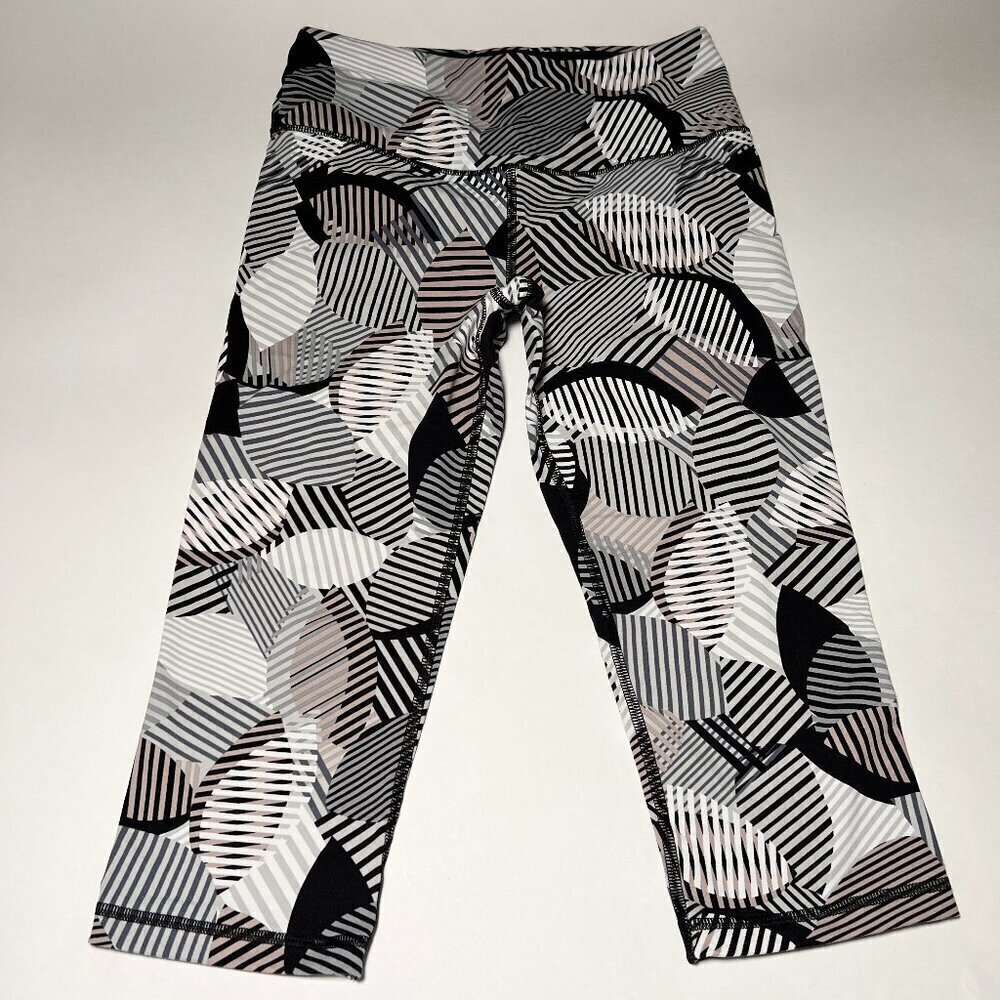 Victoria Secret VSX Sport Size S Hi Rise Knockout Capri Tight Crop Leggings